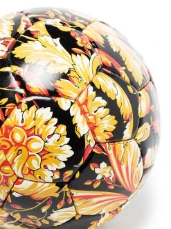 Versace ballon de football à imprimé baroque