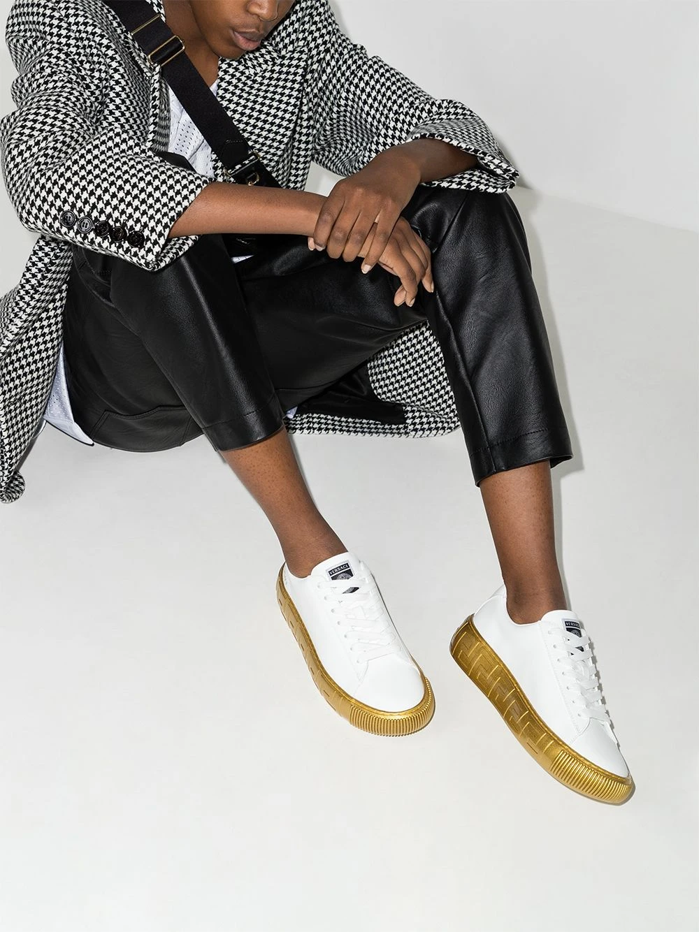 Prix Bradés Versace Baskets Greca femme 5 Versace baskets Greca