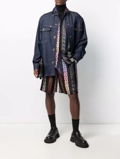 Versace short en soie à imprimé Greca Neon