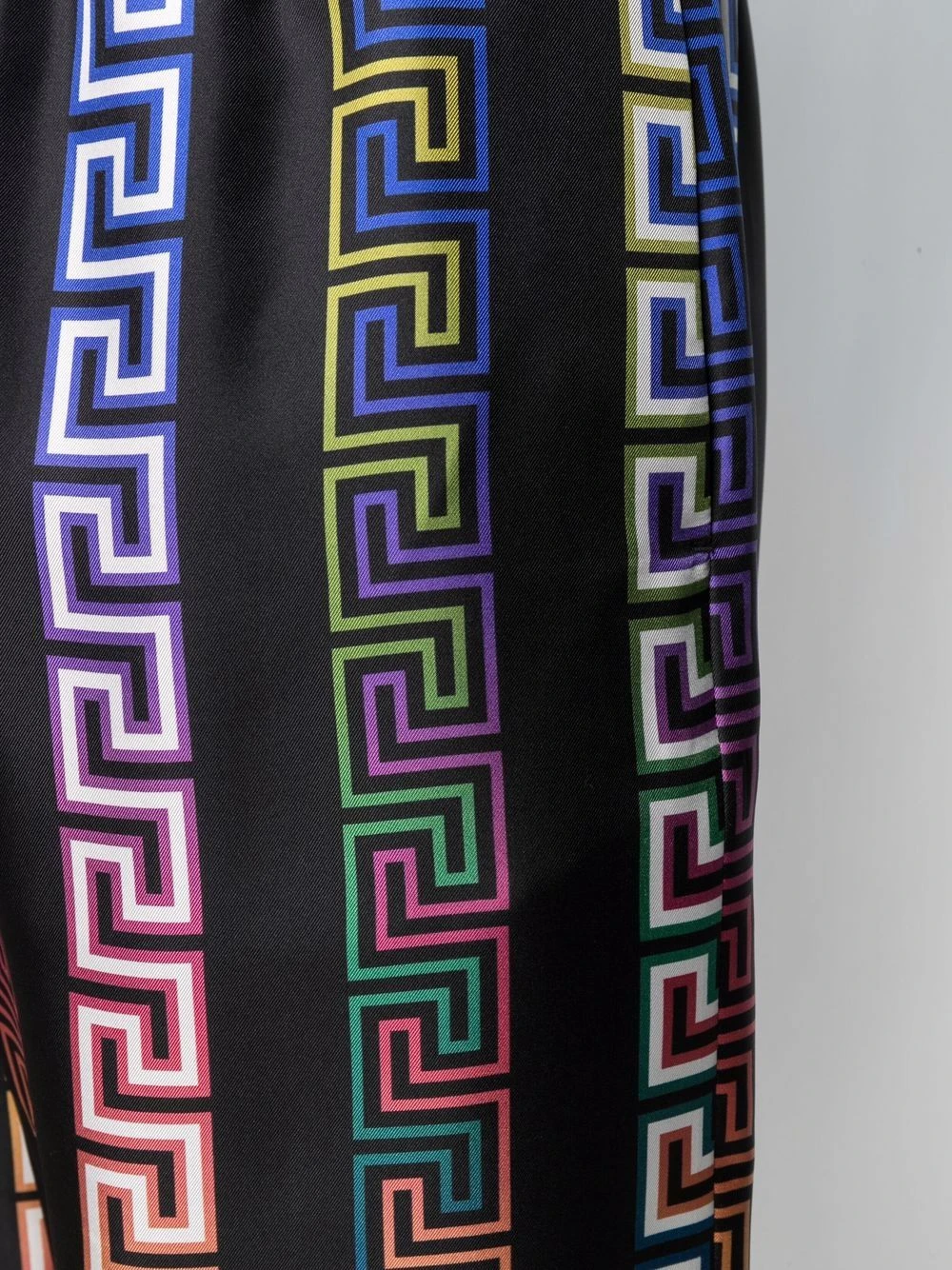 Prix Aimable Versace Short en soie à imprimé Greca Neon bermudas homme 7 Versace short en soie à imprimé Greca Neon