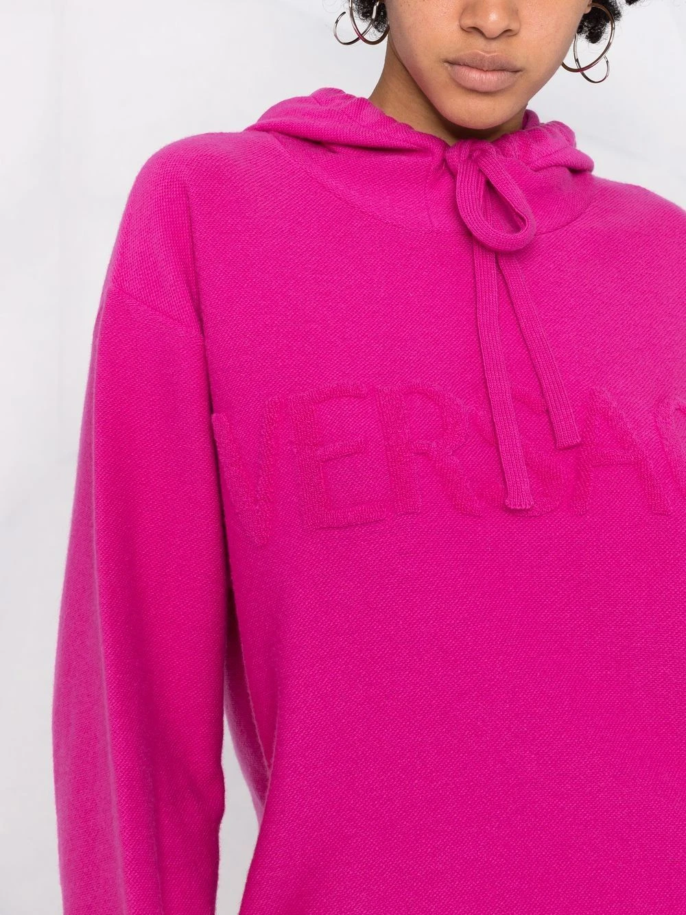 Versace Hoodie à logo texturé Discount En Ligne hoodies femme 5 Versace hoodie à logo texturé