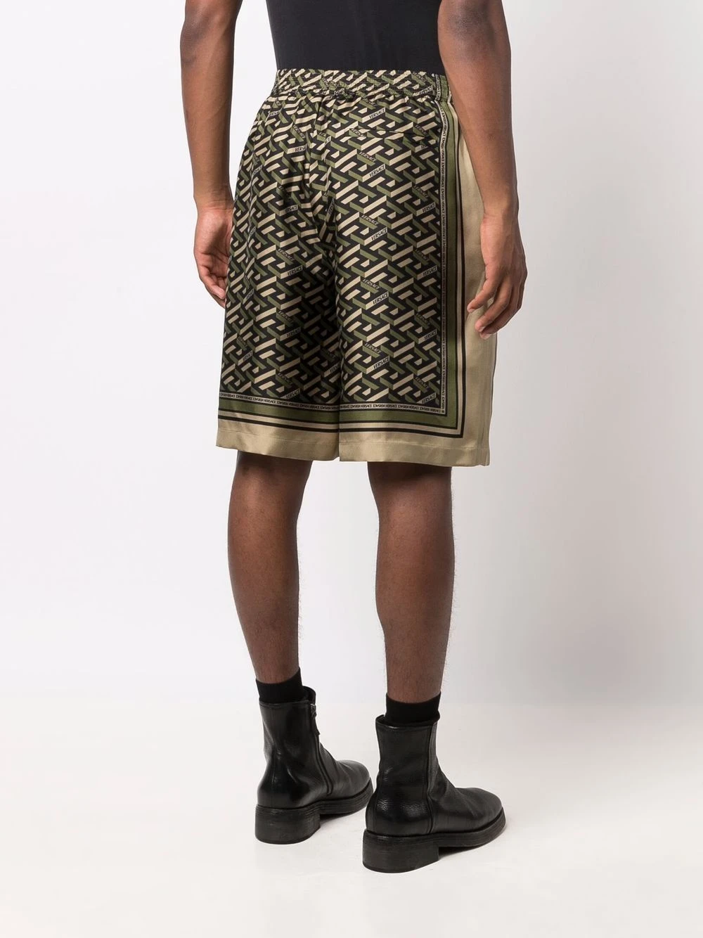 Réduction Versace Short en soie à imprimé Greca bermudas homme 6 Versace short en soie à imprimé Greca