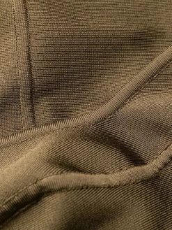 Versace robe mi-longue à détails d'épingles