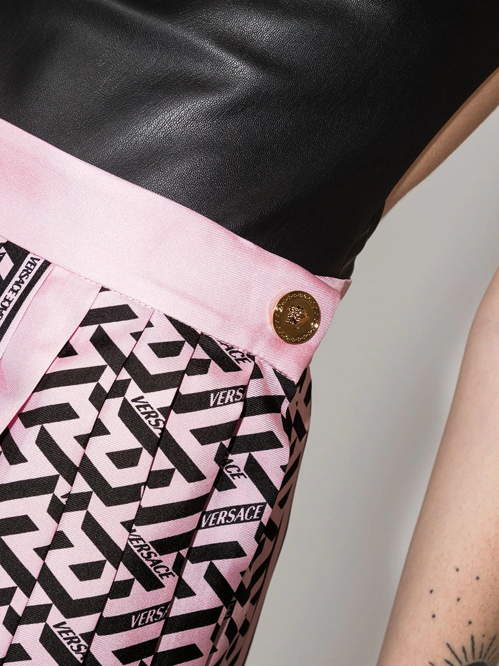 Versace Minijupe plissée à imprimé La Greca Prix Légers jupes taille haute femme 6 Versace minijupe plissée à imprimé La Greca