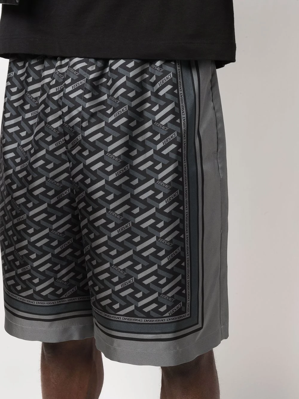 Excellente qualité Versace Short en soie à imprimé Greca bermudas homme 7 Versace short en soie à imprimé Greca