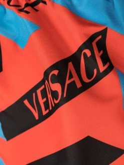 Versace short de bain à imprimé graphique