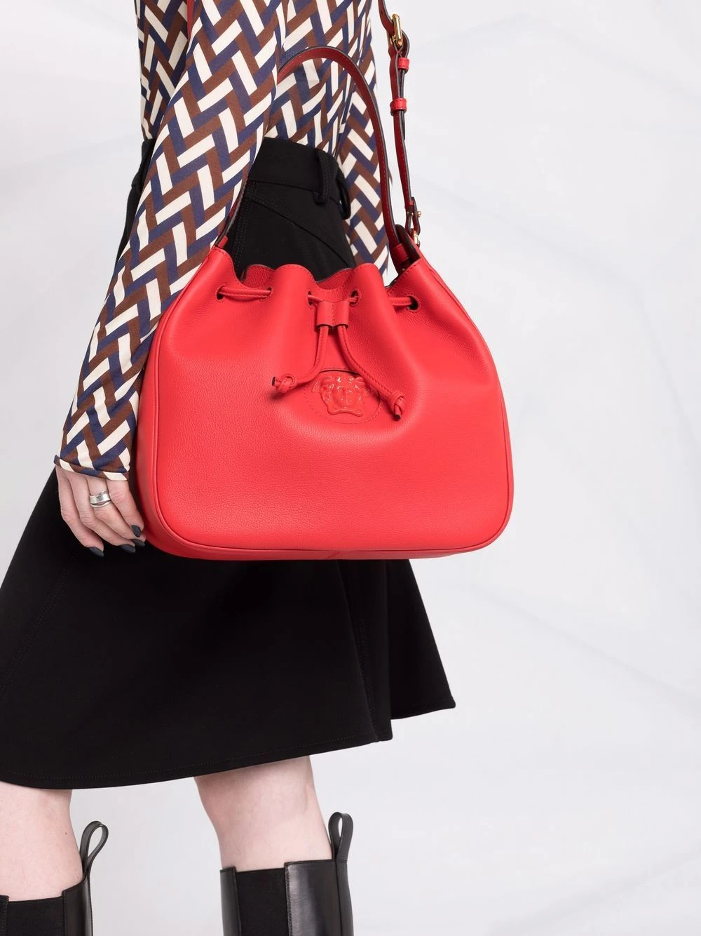 Versace Prix Raisonnable Sac seau à plaque Medusa sacs seau femme 5 Versace sac seau à plaque Medusa