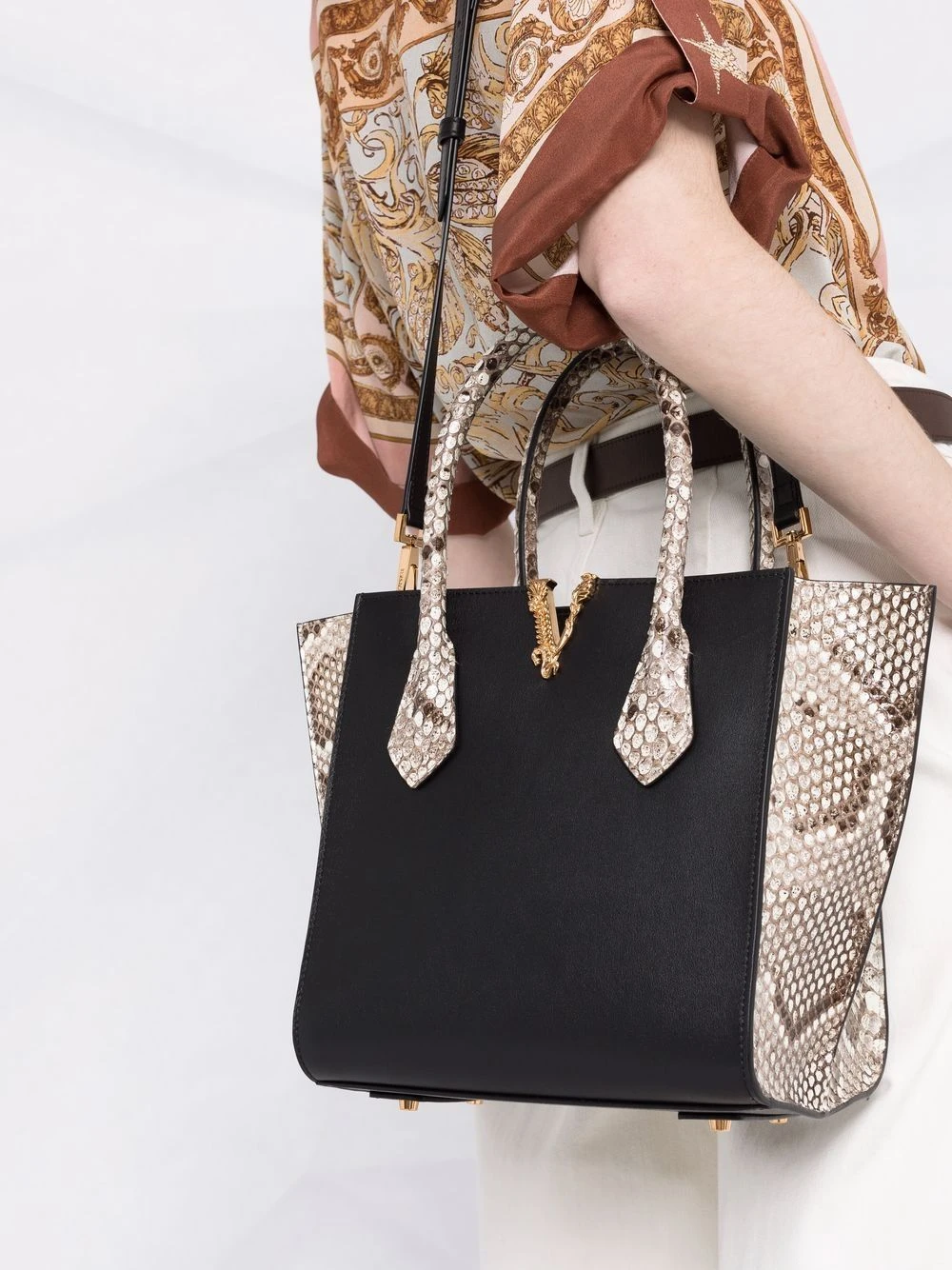 Un Tarif Préférentiel Versace Sac cabas à empiècements contrastants sacs cabas femme 5 Versace sac cabas à empiècements contrastants