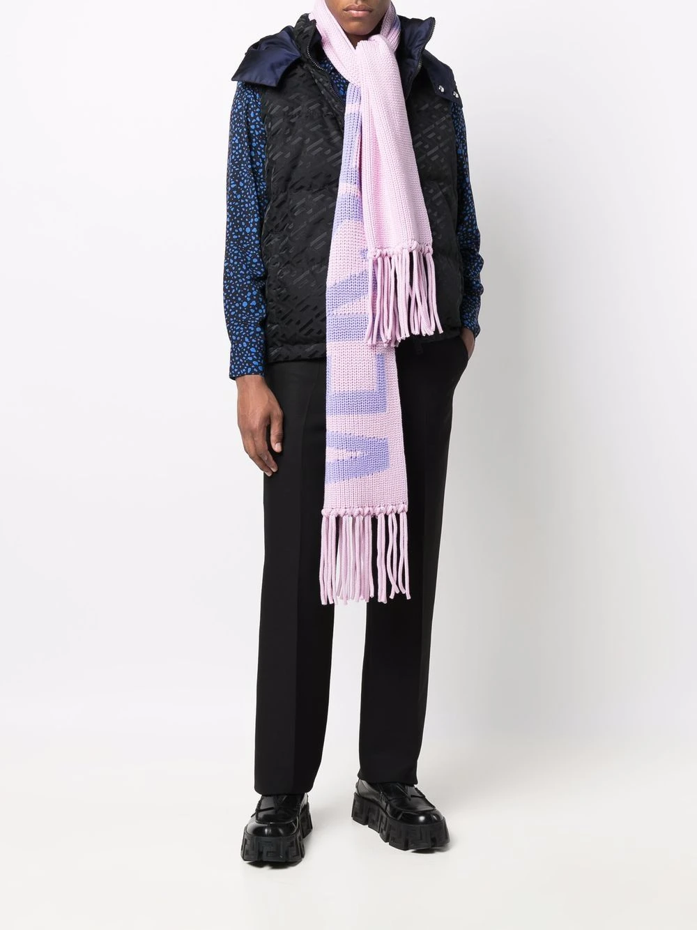 Versace Prix Dynamité écharpe en laine à logo en intarsia Écharpes femme 4 Versace écharpe en laine à logo en intarsia