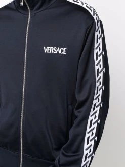 Versace Veste de sport La Greca à logo brodé Prix Raisonnable coupe-vents & vestes de sport homme 11 Versace veste de sport La Greca à logo brodé