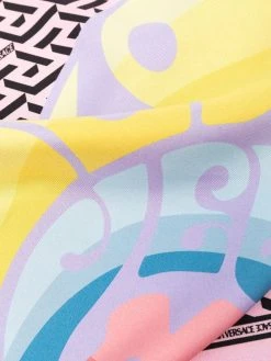 Versace foulard en soie à imprimé Greca